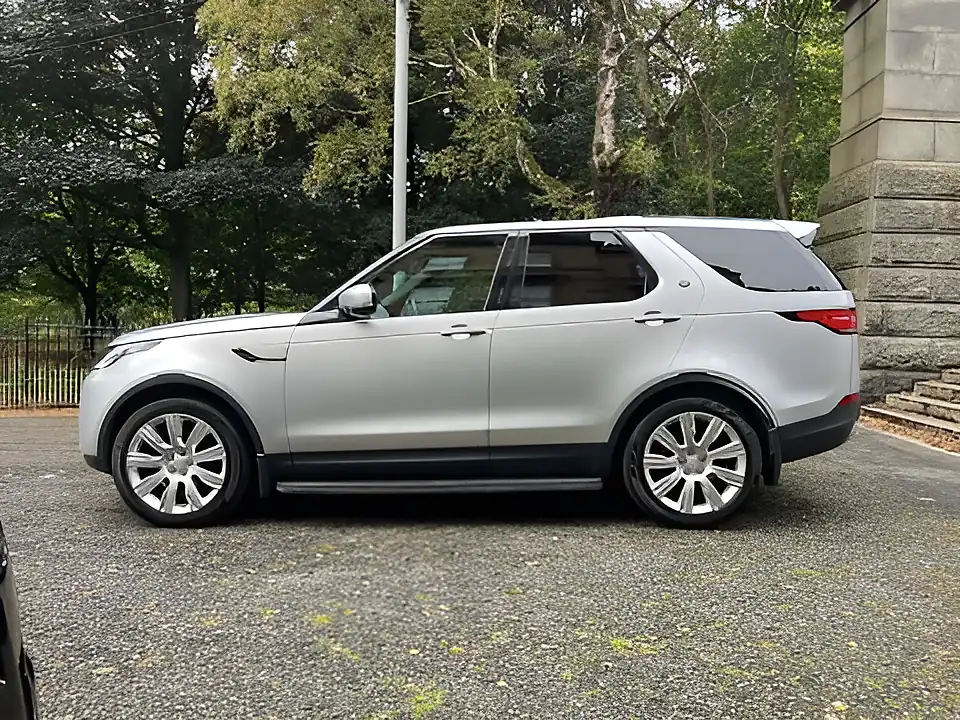 Used 2017 Land Rover Discovery Hse Luxury Indus Silver Metallic - Interior and Exterior details 2