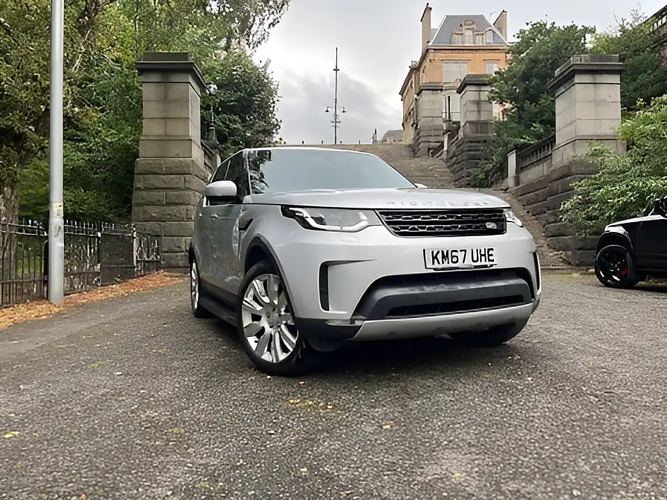 Used 2017 Land Rover Discovery Hse Luxury Indus Silver Metallic - Interior and Exterior details 5