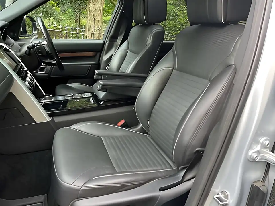 Used 2017 Land Rover Discovery Hse Luxury Indus Silver Metallic - Interior and Exterior details 8