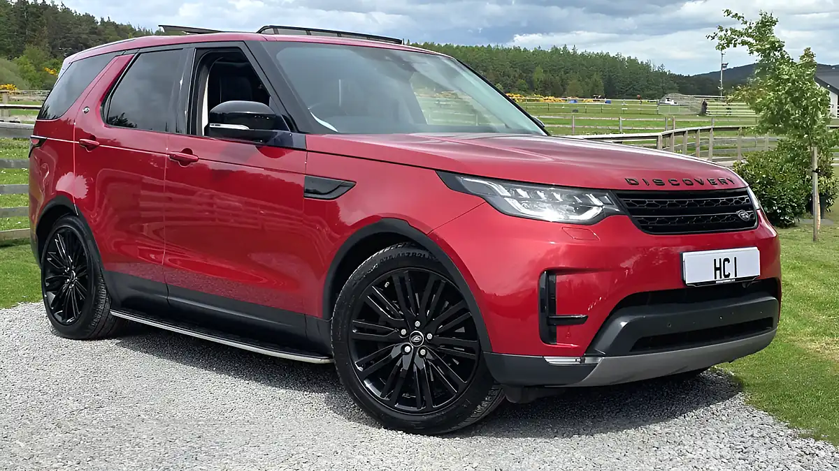 Used 2017 Land Rover Discovery Hse Luxury Red - Front View