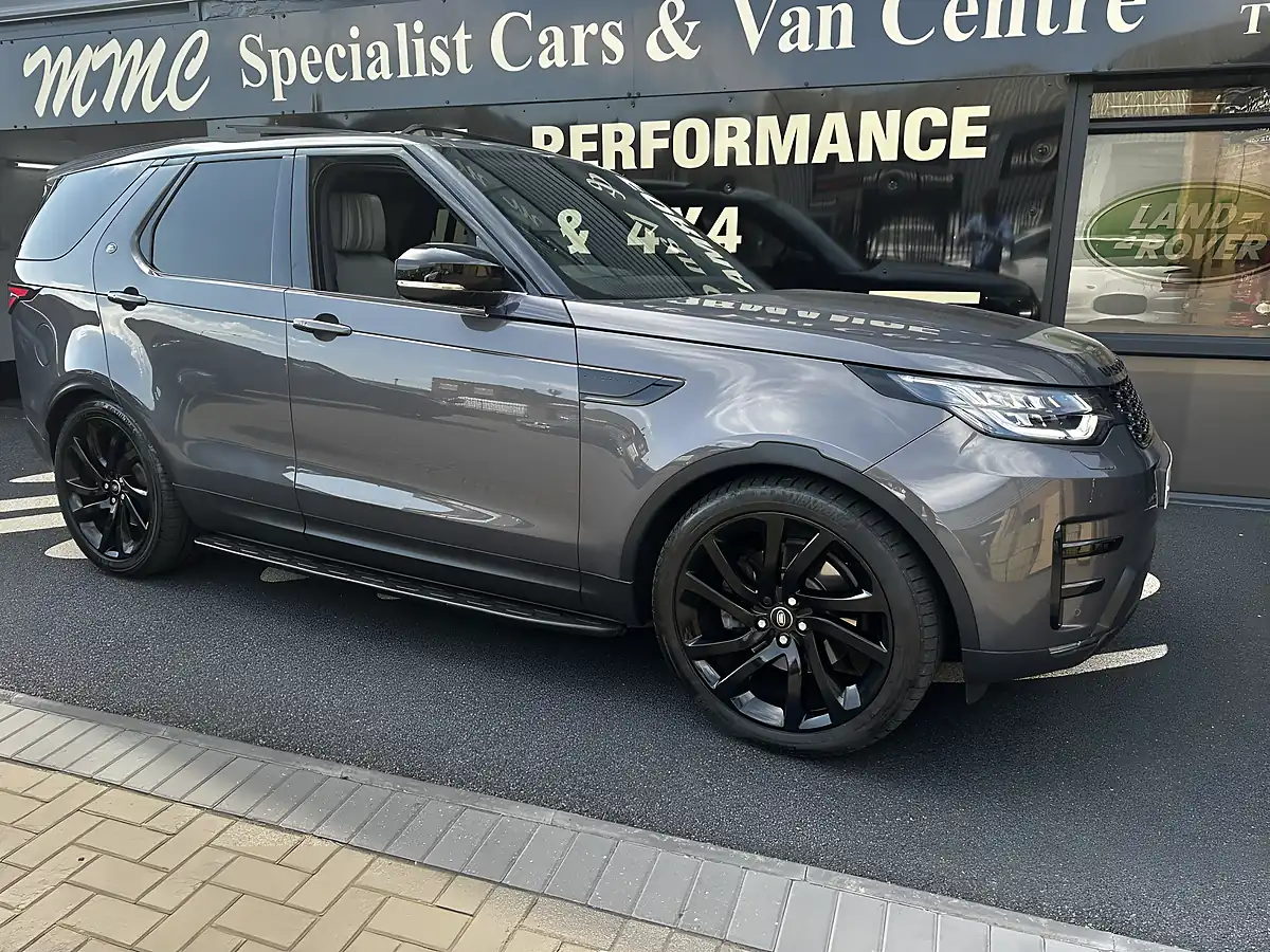 Used 2017 Land Rover Discovery Hse Luxury Waitomo Grey - Front View