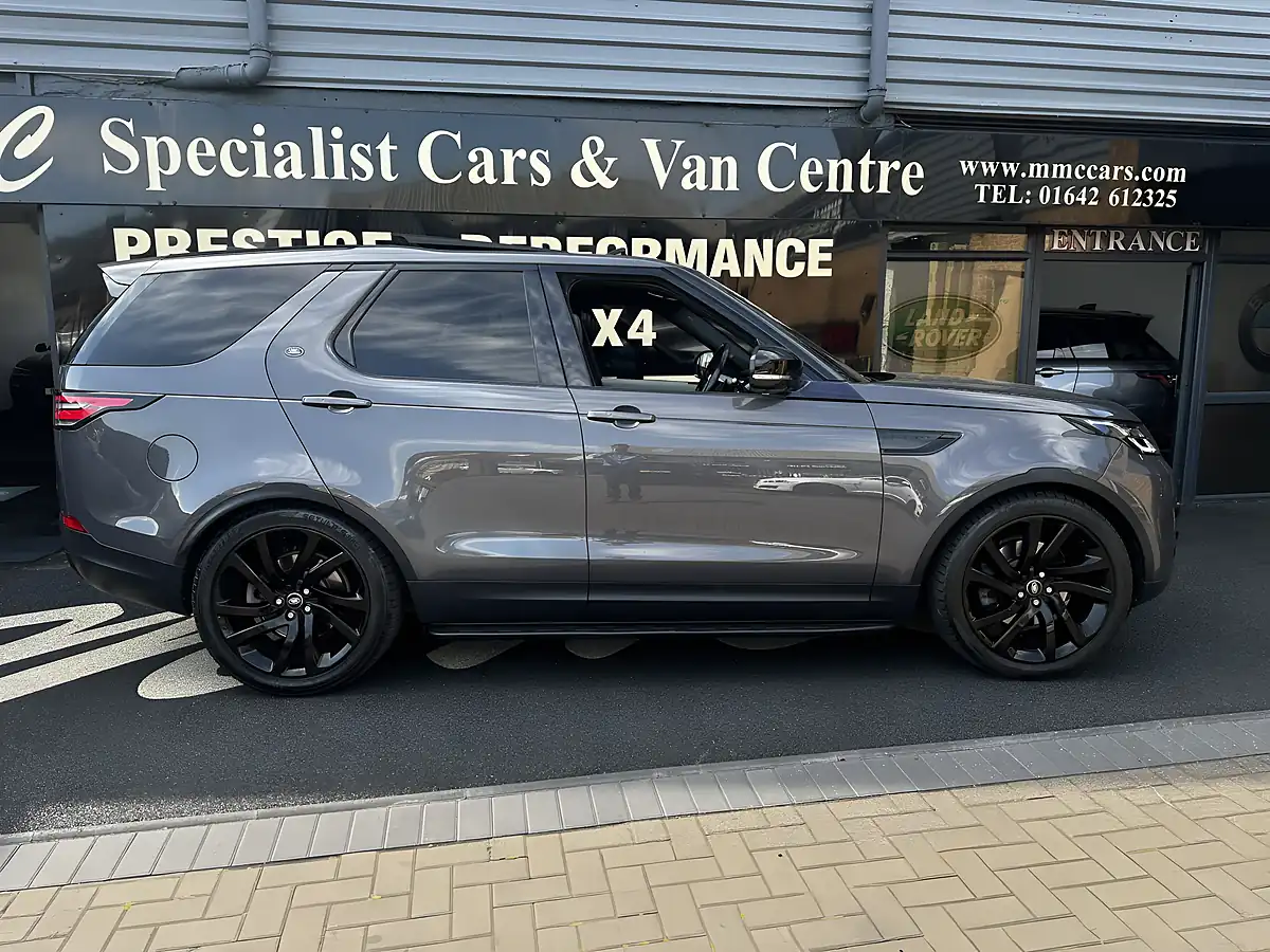 Used 2017 Land Rover Discovery Hse Luxury Waitomo Grey - Interior and Exterior details 4