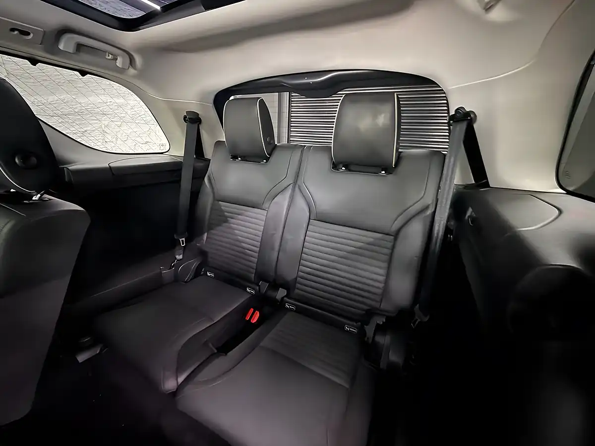 Used 2017 Land Rover Discovery Hse Red - Interior and Exterior details 10