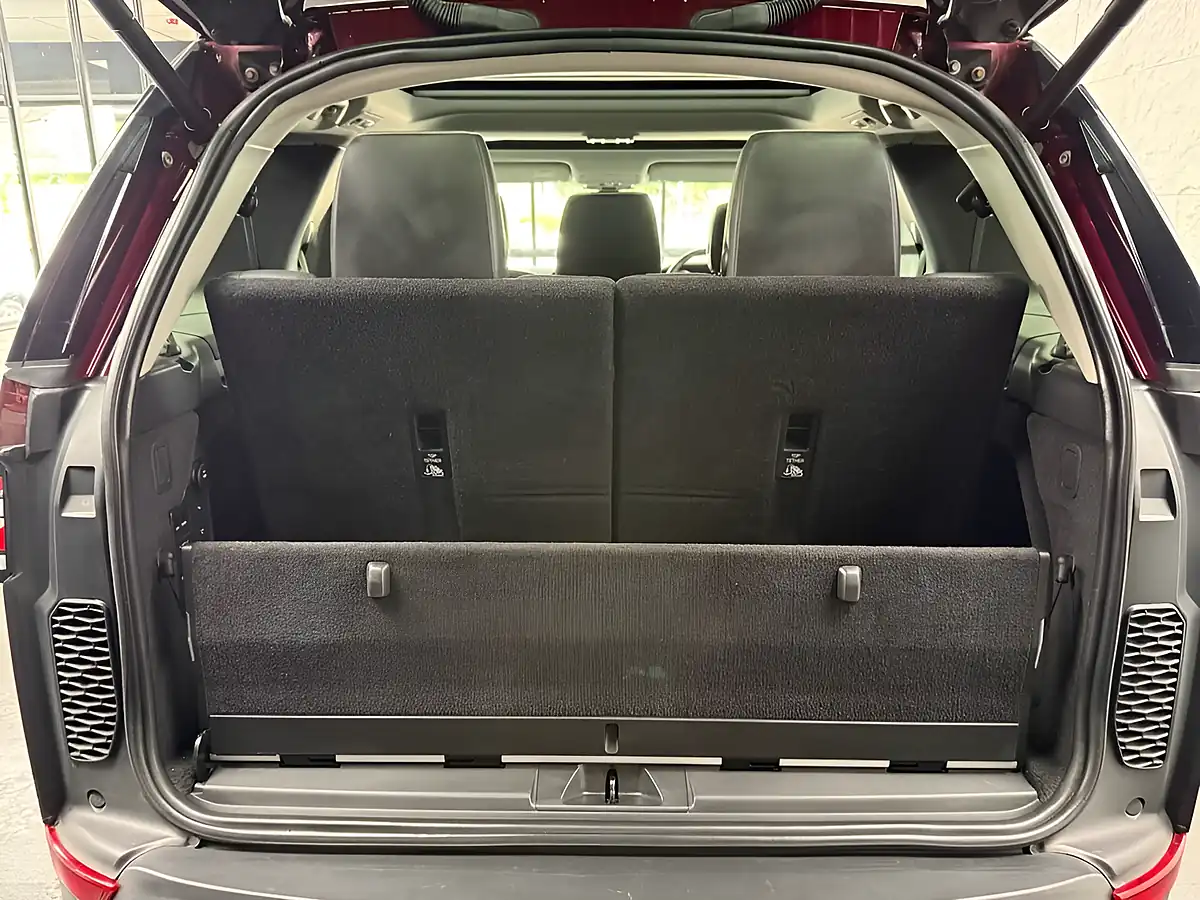 Used 2017 Land Rover Discovery Hse Red - Interior and Exterior details 11