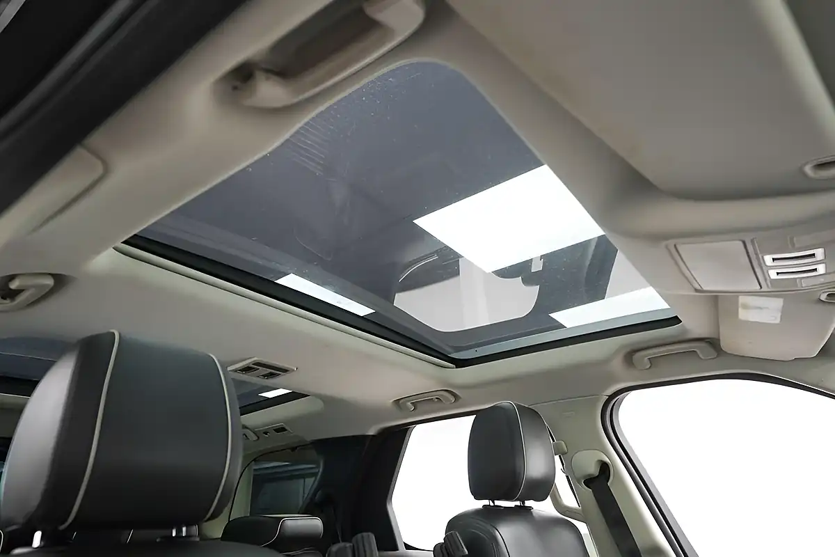 Used 2017 Land Rover Discovery Hse Red - Interior and Exterior details 10