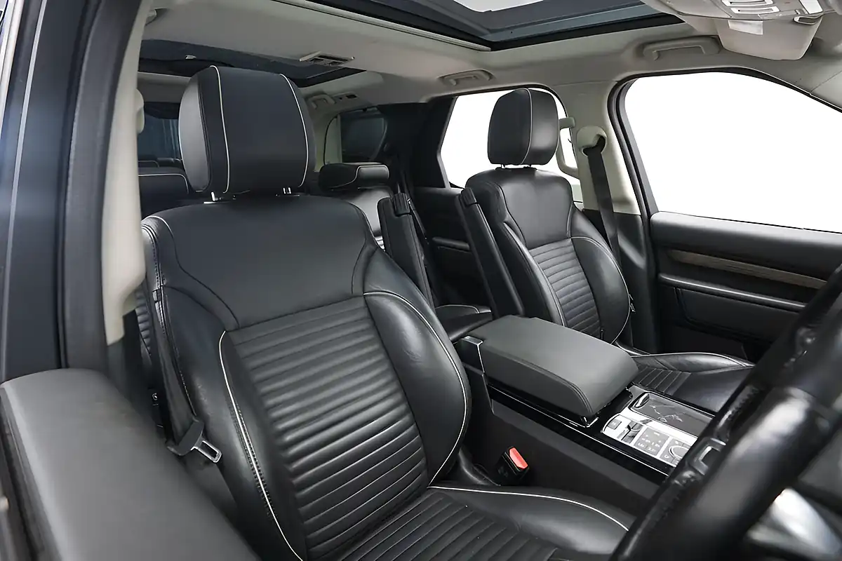 Used 2017 Land Rover Discovery Hse Red - Interior and Exterior details 9