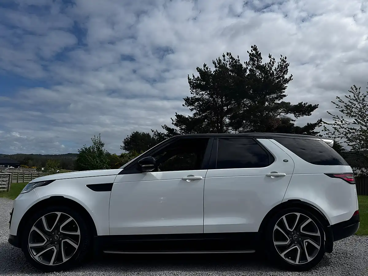 Used 2017 Land Rover Discovery Hse White - Interior and Exterior details 5