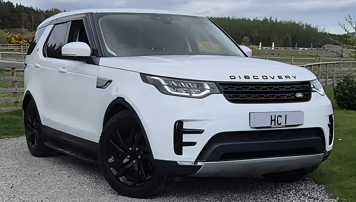 Used 2017 Land Rover Discovery Hse White - Front View