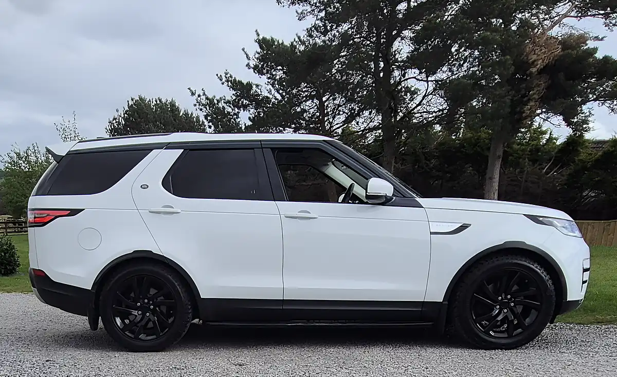 Used 2017 Land Rover Discovery Hse White - Interior and Exterior details 4