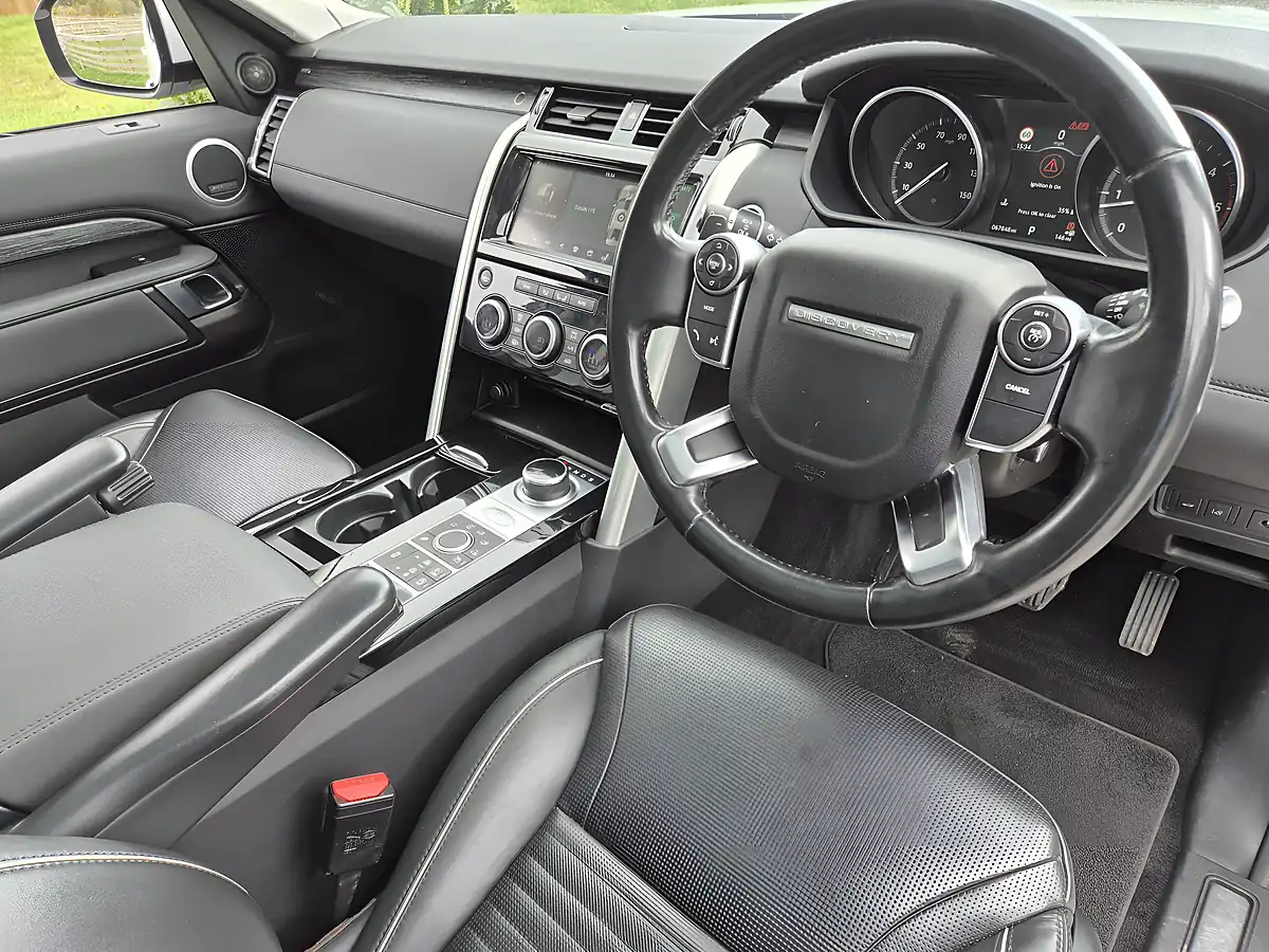 Used 2017 Land Rover Discovery Hse White - Interior and Exterior details 6