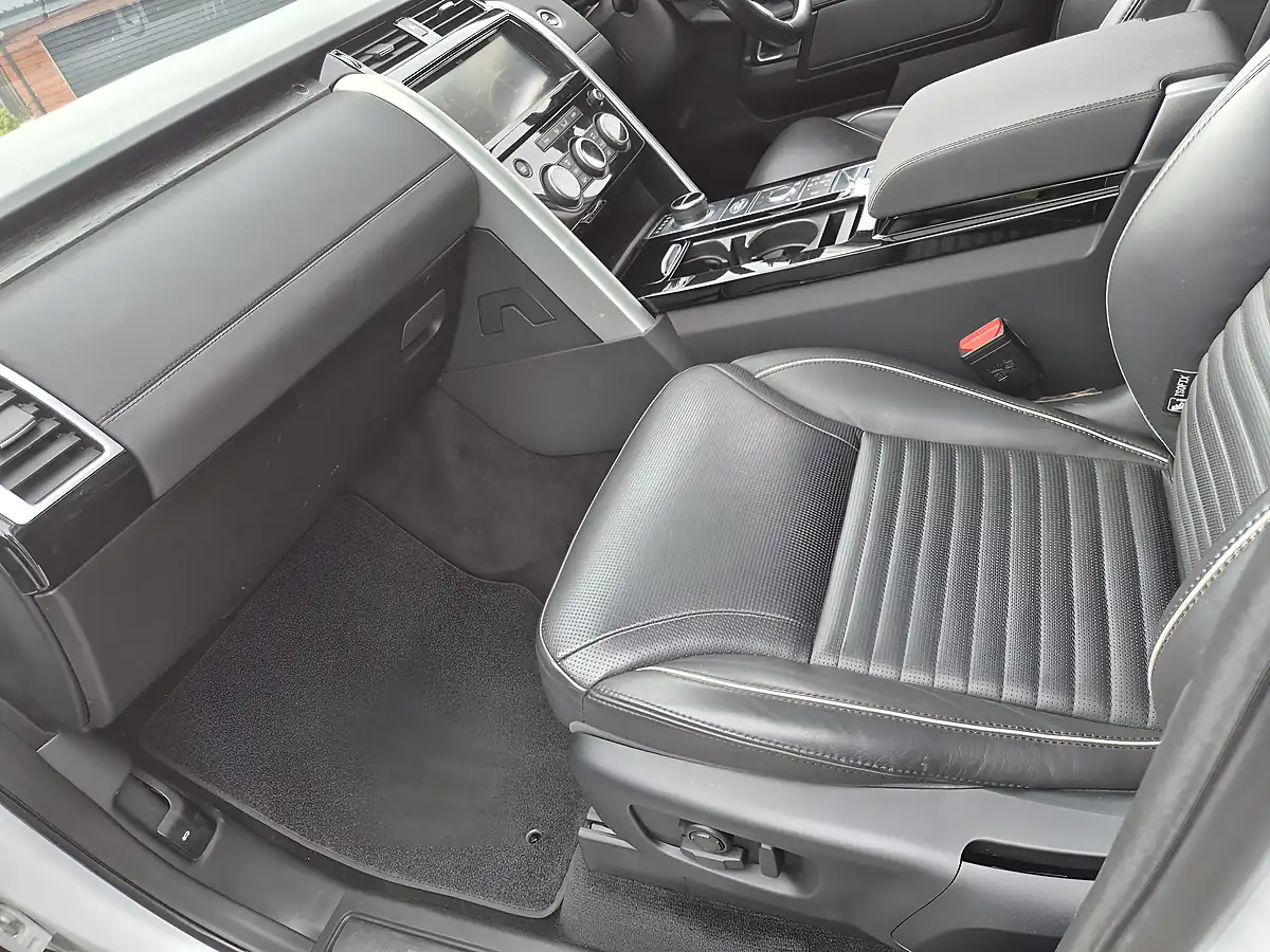 Used 2017 Land Rover Discovery Hse White - Interior and Exterior details 8