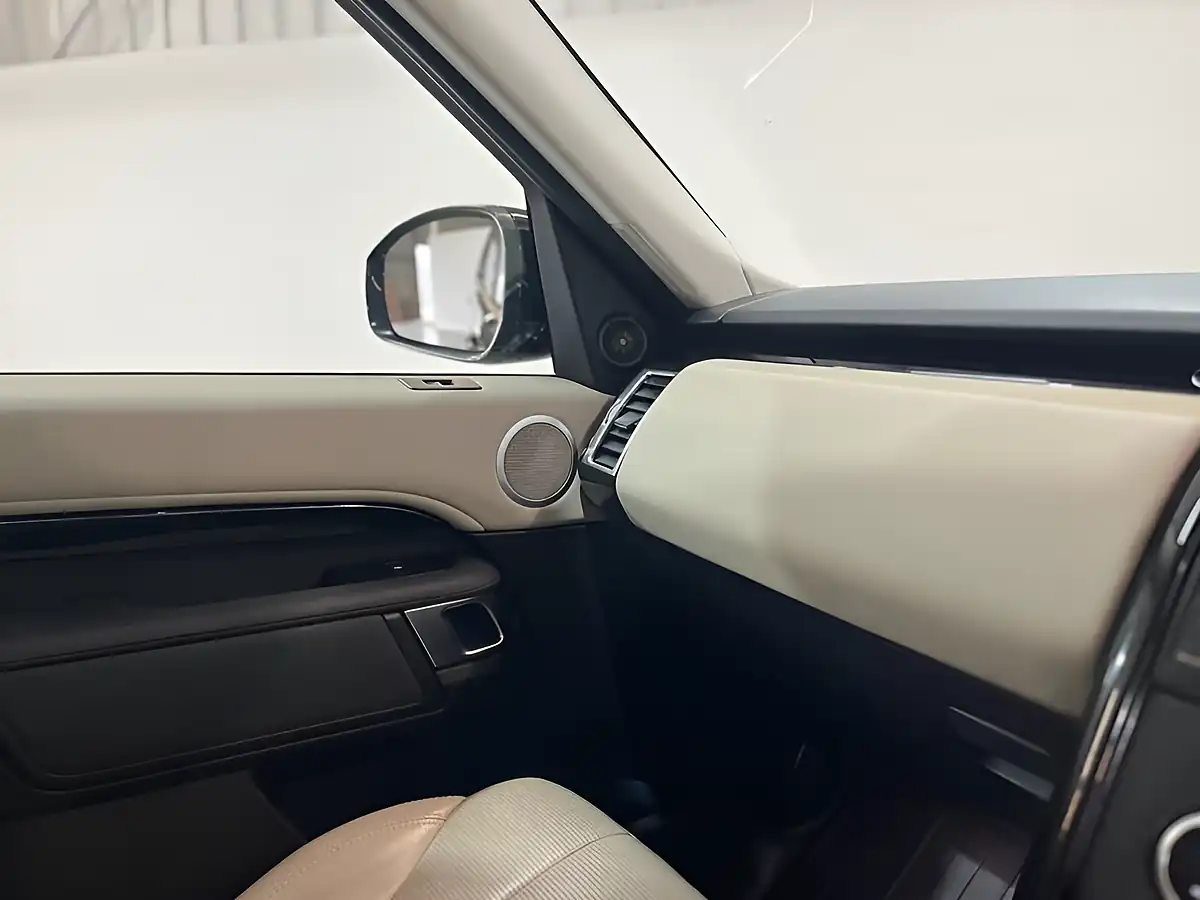 Used 2017 Land Rover Discovery Se Black - Interior and Exterior details 13