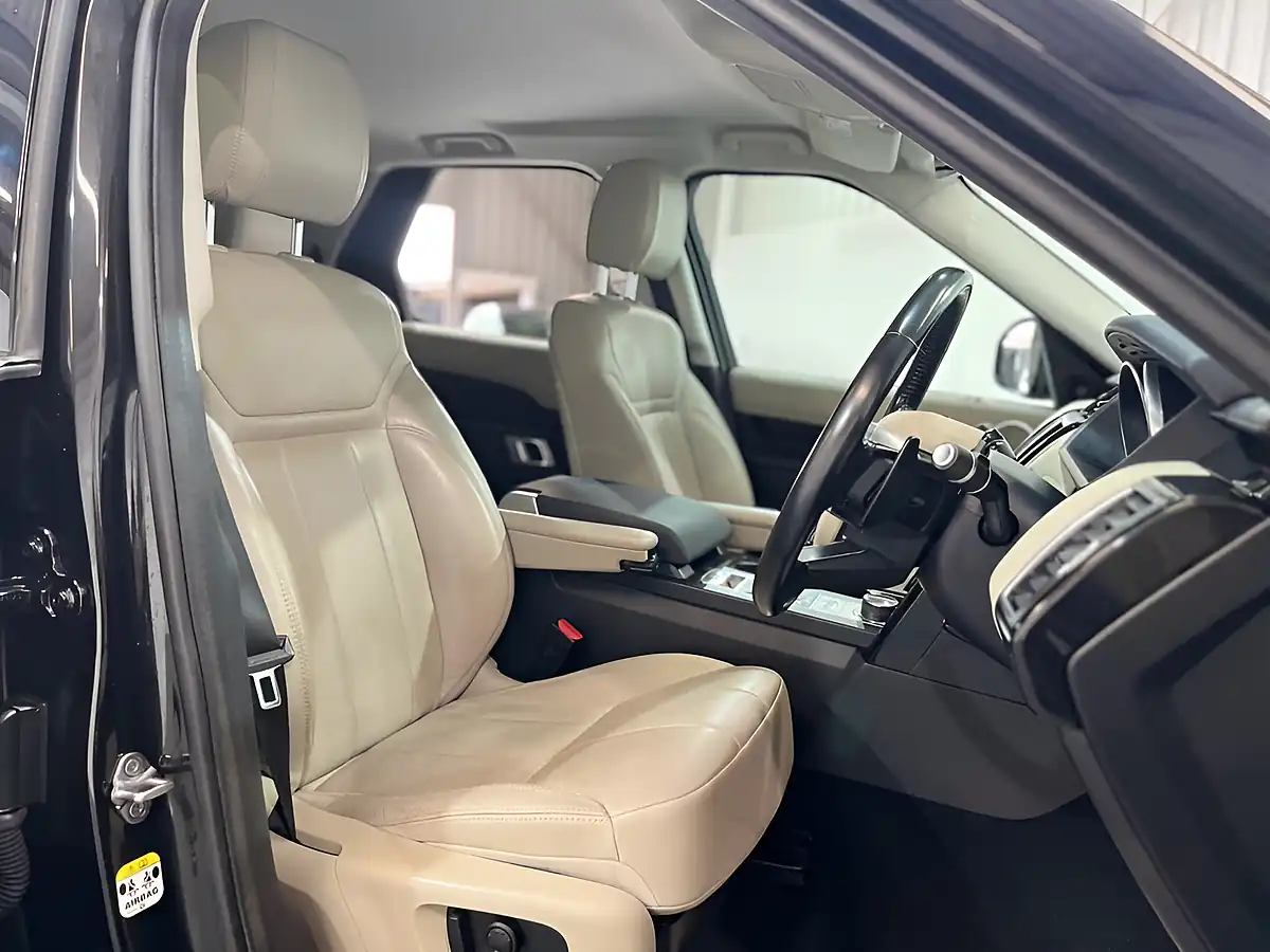 Used 2017 Land Rover Discovery Se Black - Interior and Exterior details 15