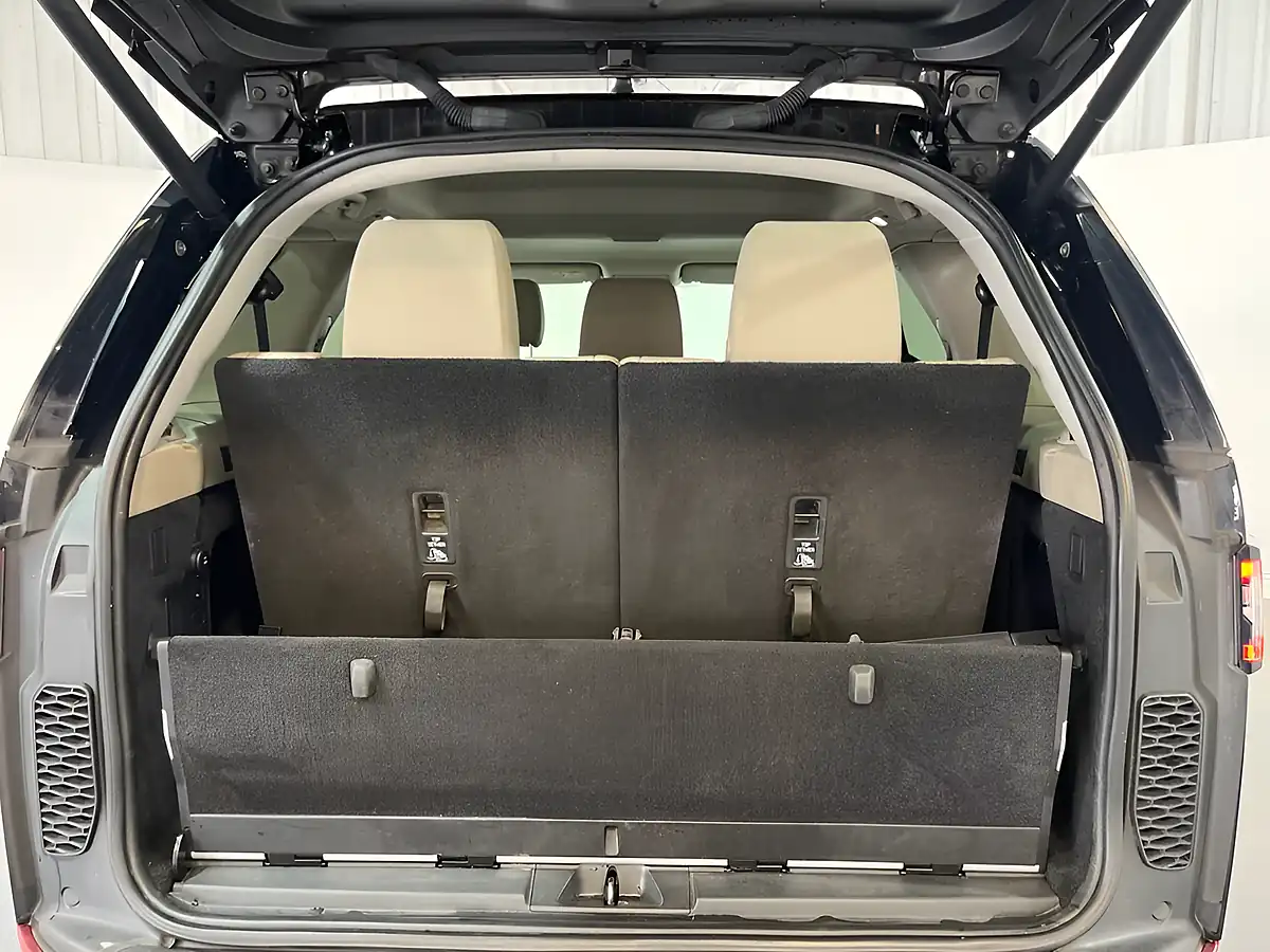 Used 2017 Land Rover Discovery Se Black - Interior and Exterior details 16