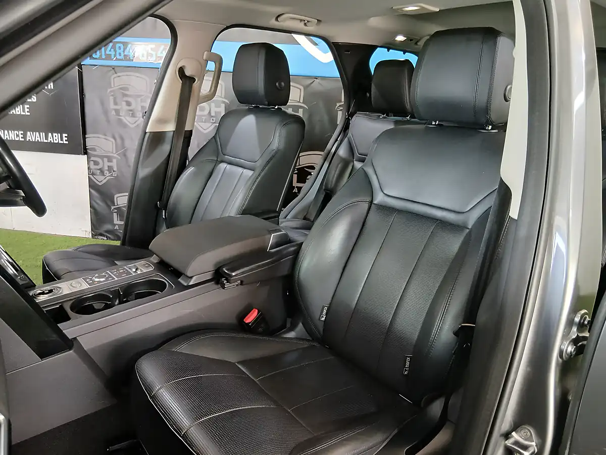 Used 2017 Land Rover Discovery Se Grey - Interior and Exterior details 9