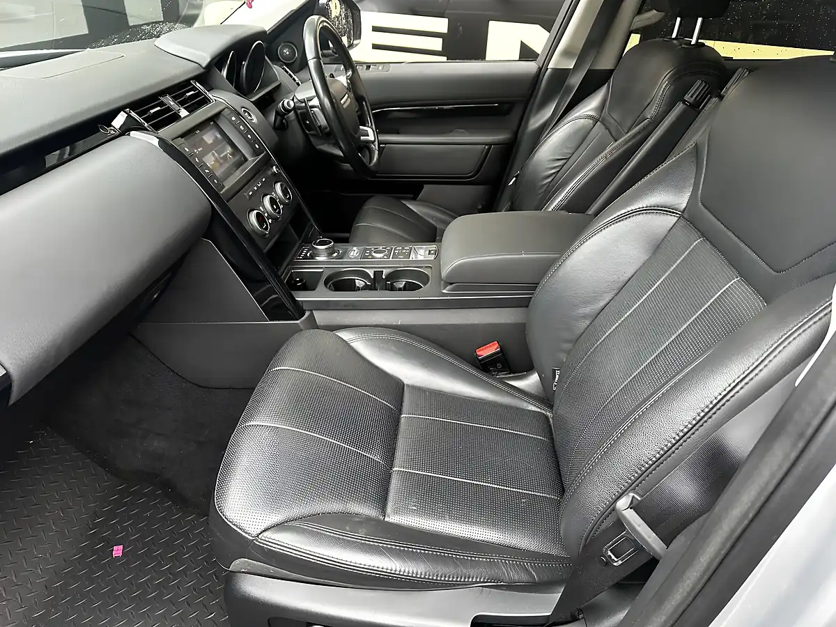 Used 2017 Land Rover Discovery Se Indus Silver - Interior and Exterior details 4