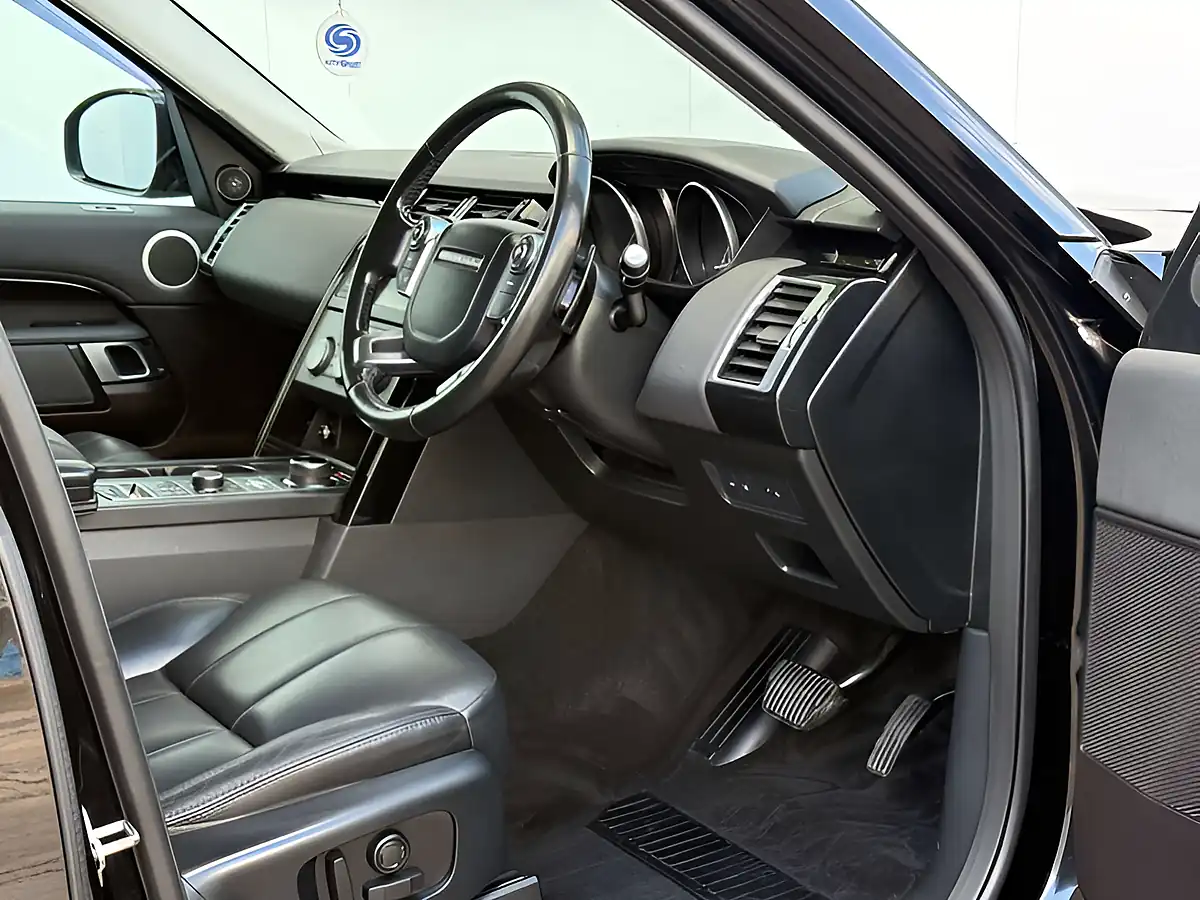 Used 2017 Land Rover Discovery Se Santorini Black - Interior and Exterior details 10