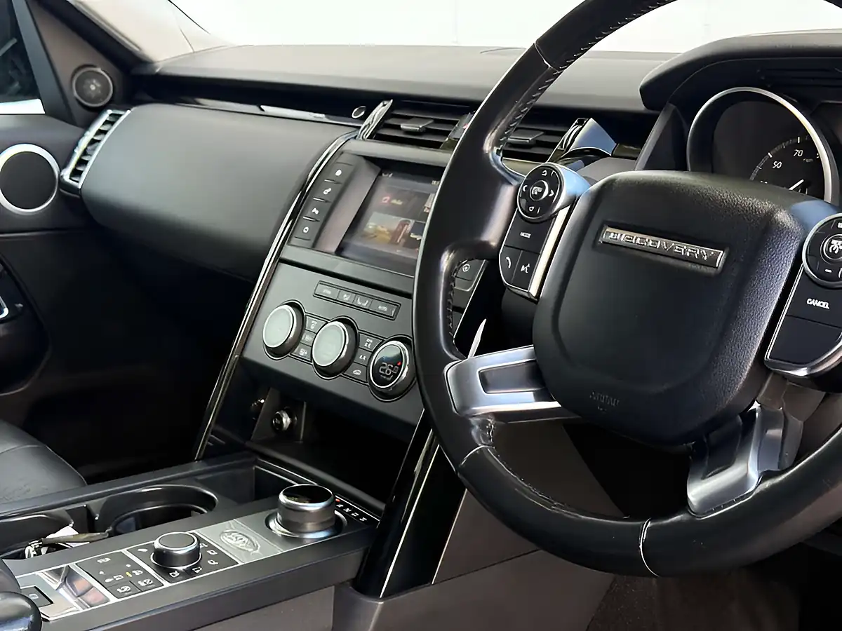 Used 2017 Land Rover Discovery Se Santorini Black - Interior and Exterior details 11