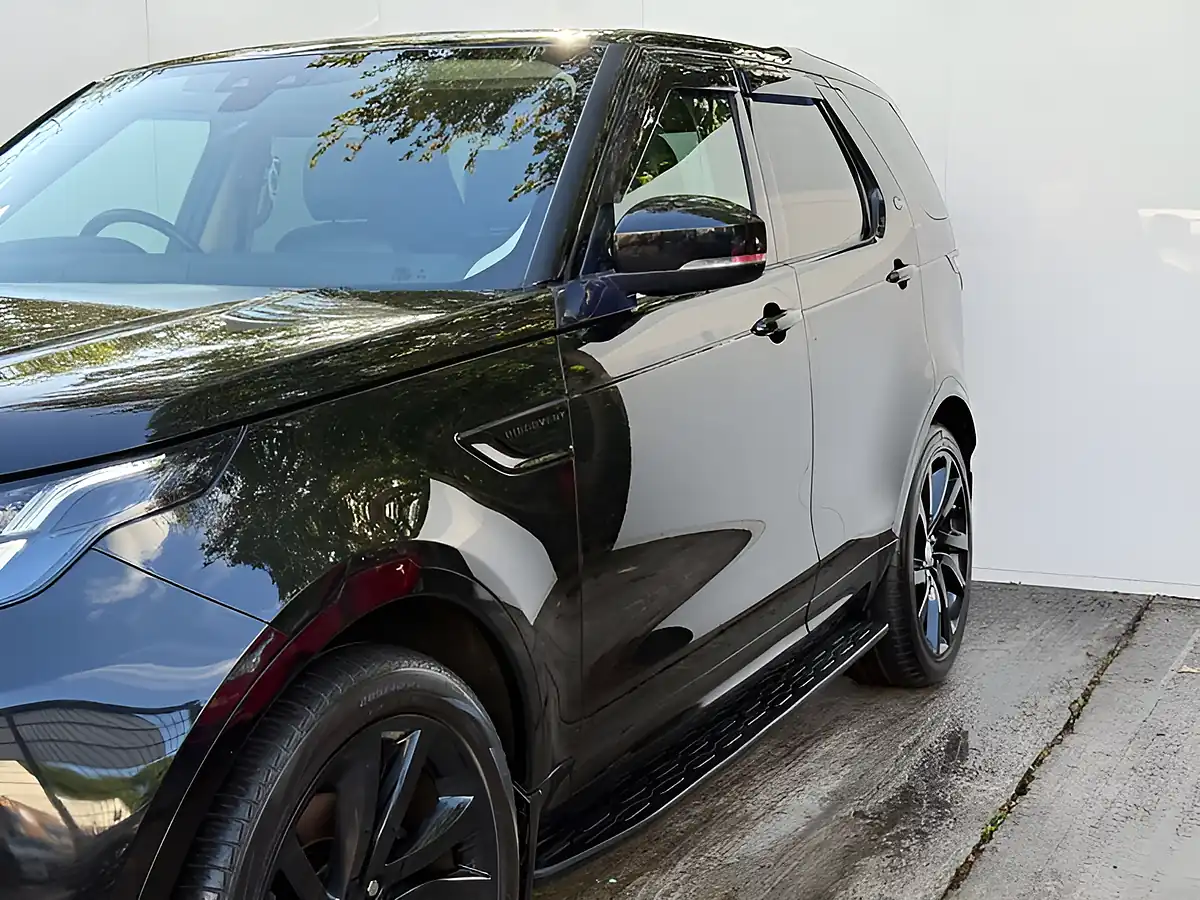 Used 2017 Land Rover Discovery Se Santorini Black - Interior and Exterior details 14