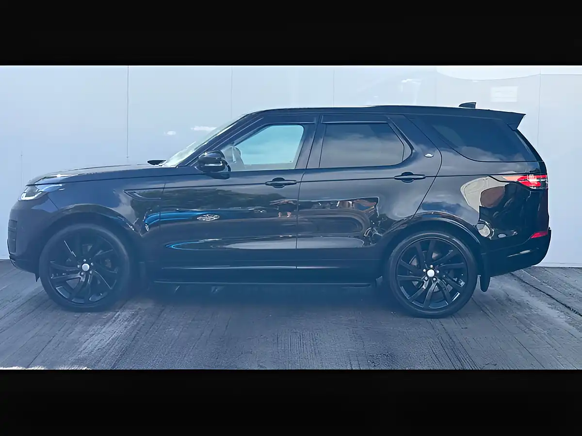 Used 2017 Land Rover Discovery Se Santorini Black - Interior and Exterior details 15