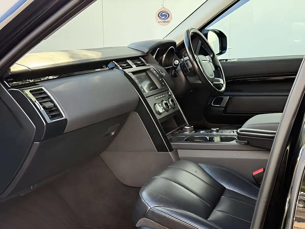 Used 2017 Land Rover Discovery Se Santorini Black - Interior and Exterior details 17
