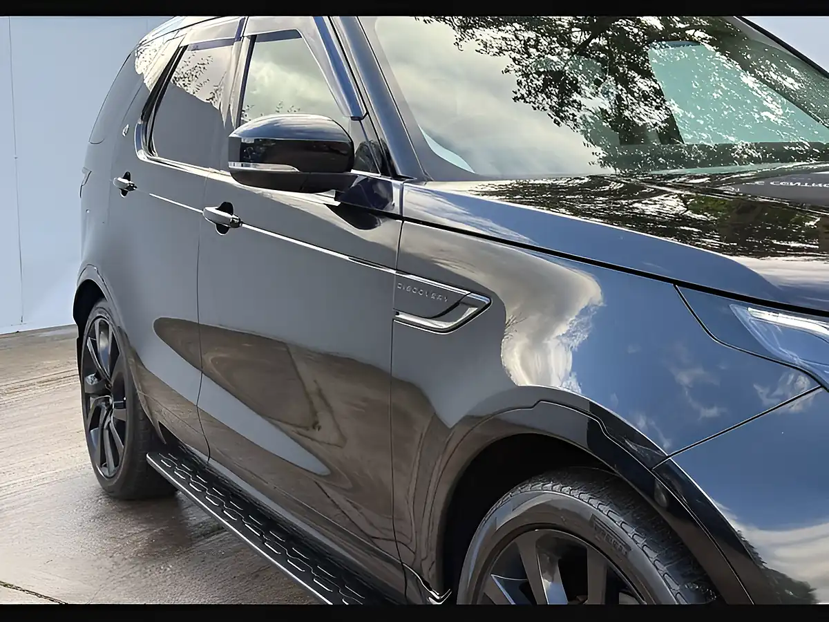 Used 2017 Land Rover Discovery Se Santorini Black - Interior and Exterior details 3