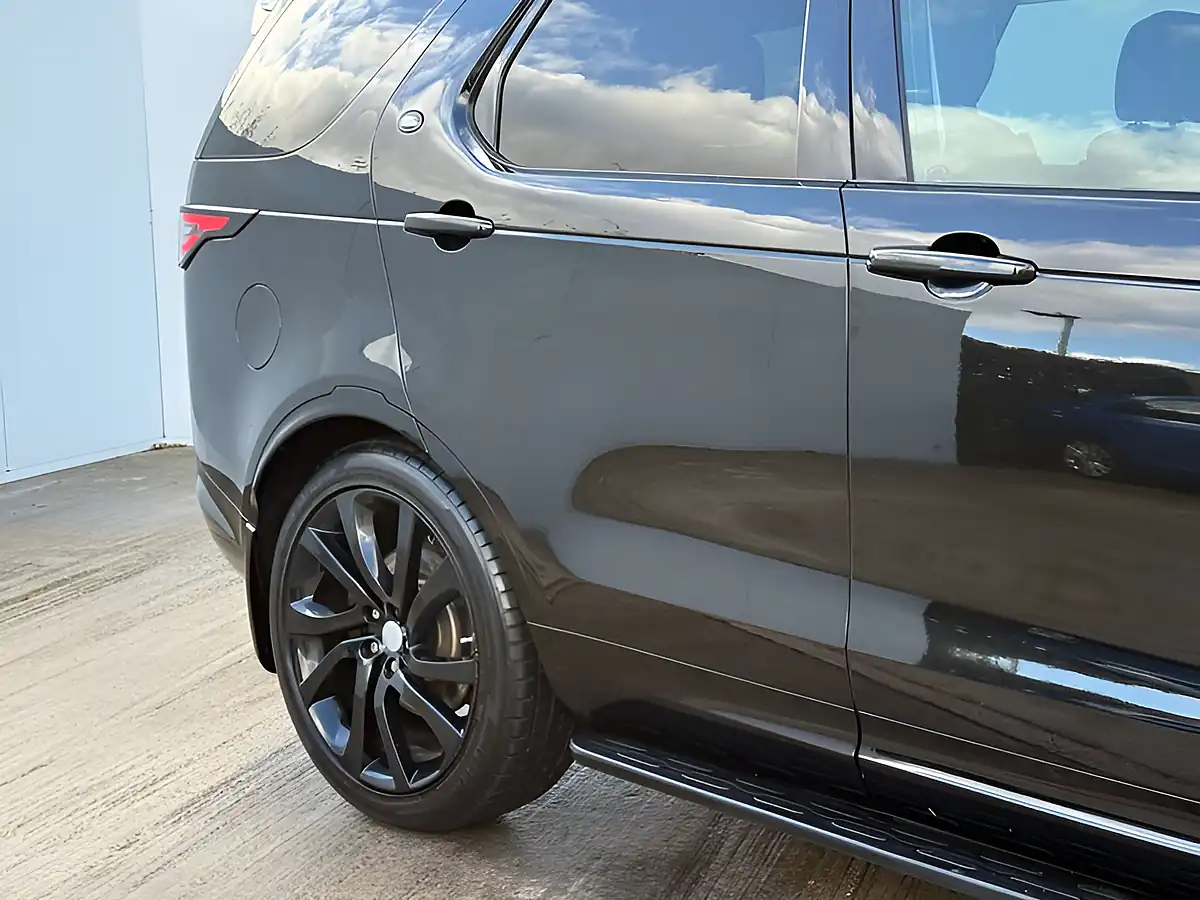 Used 2017 Land Rover Discovery Se Santorini Black - Interior and Exterior details 4