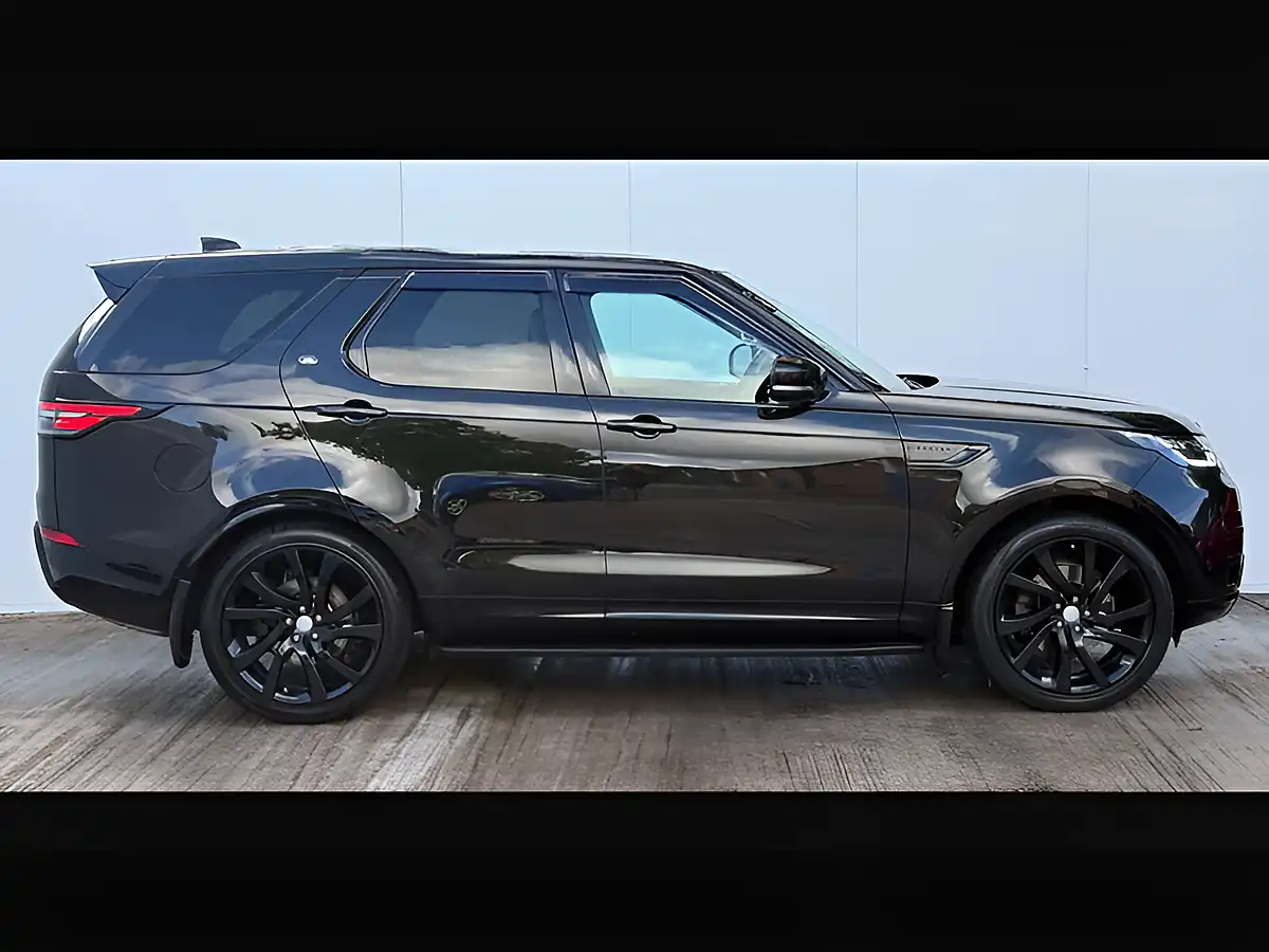 Used 2017 Land Rover Discovery Se Santorini Black - Interior and Exterior details 5