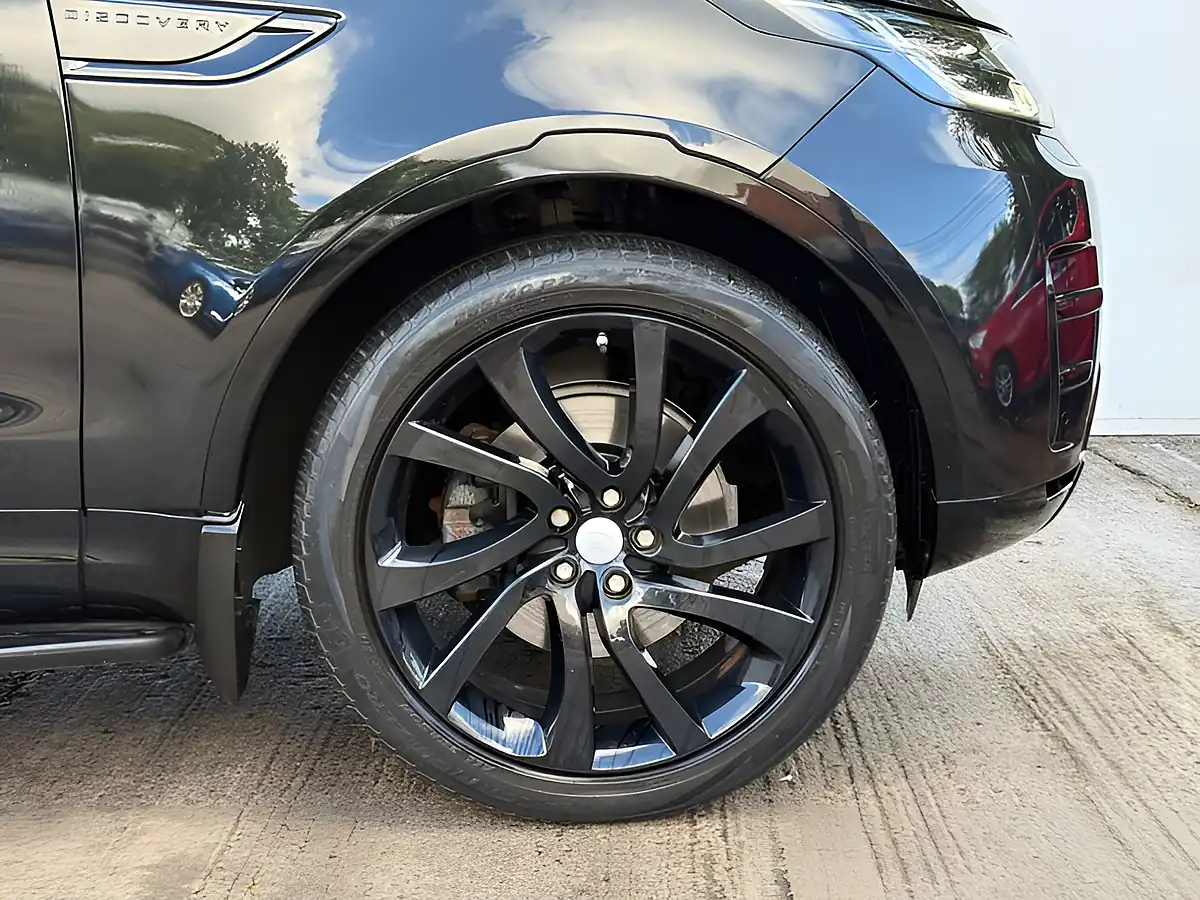 Used 2017 Land Rover Discovery Se Santorini Black - Interior and Exterior details 6