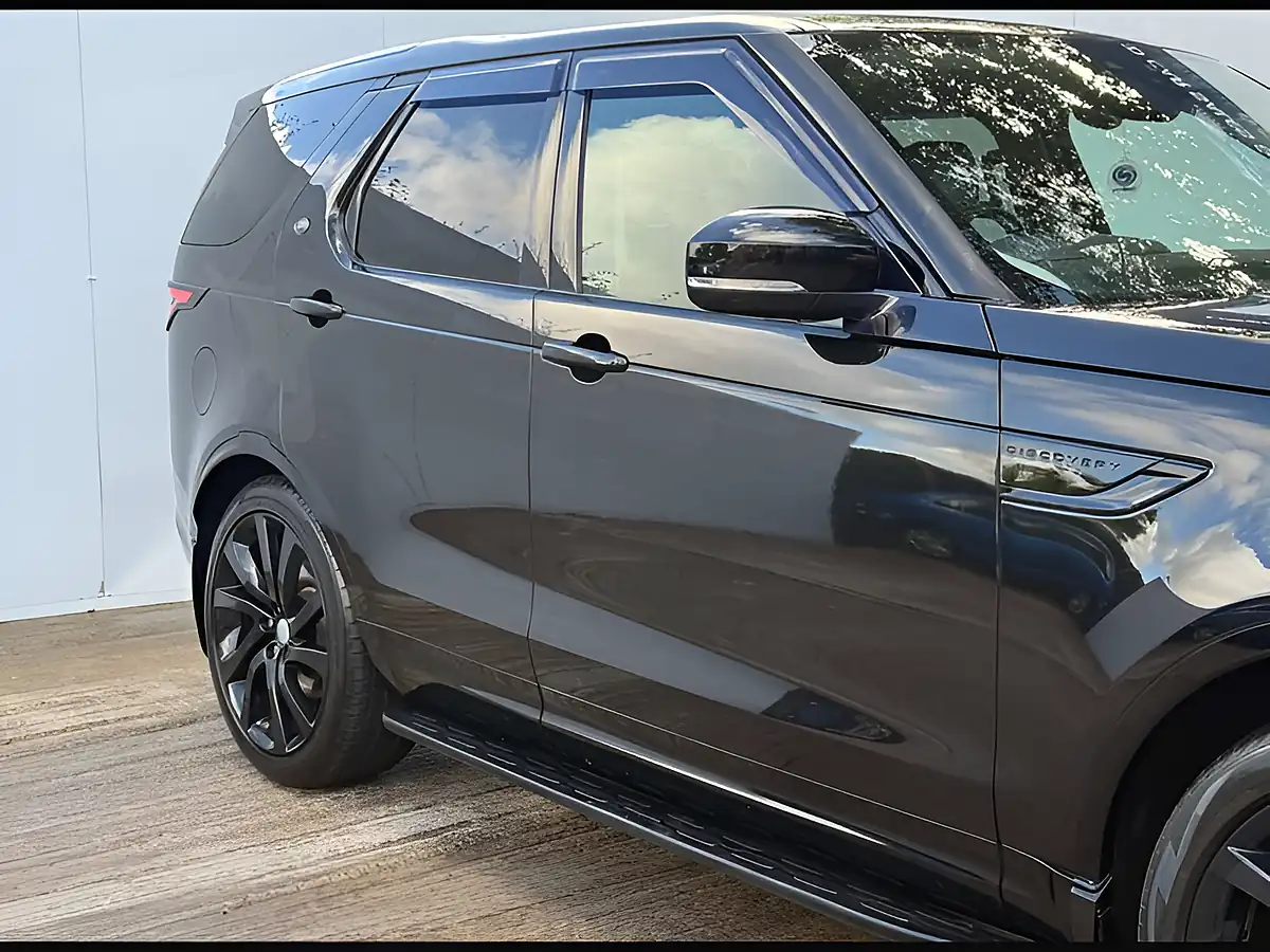 Used 2017 Land Rover Discovery Se Santorini Black - Interior and Exterior details 8