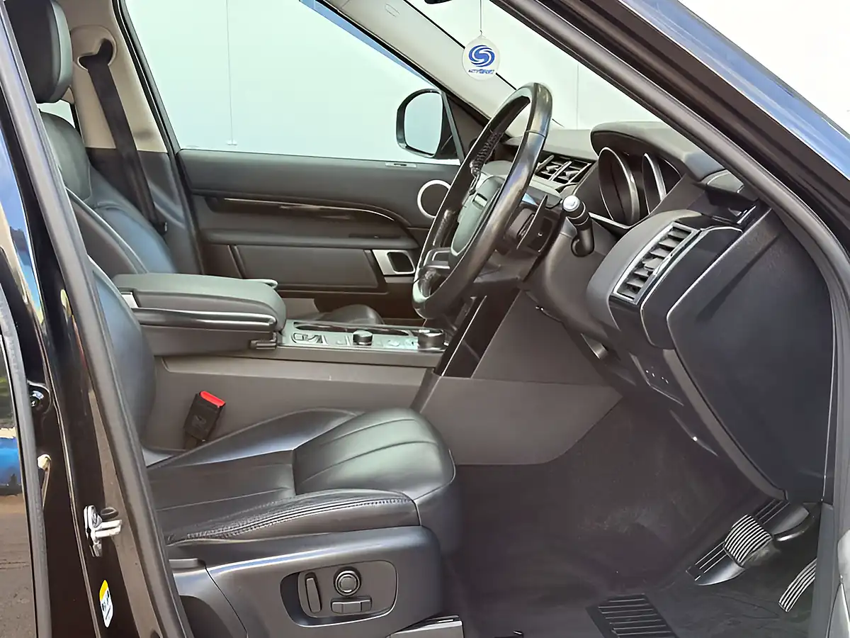 Used 2017 Land Rover Discovery Se Santorini Black - Interior and Exterior details 9
