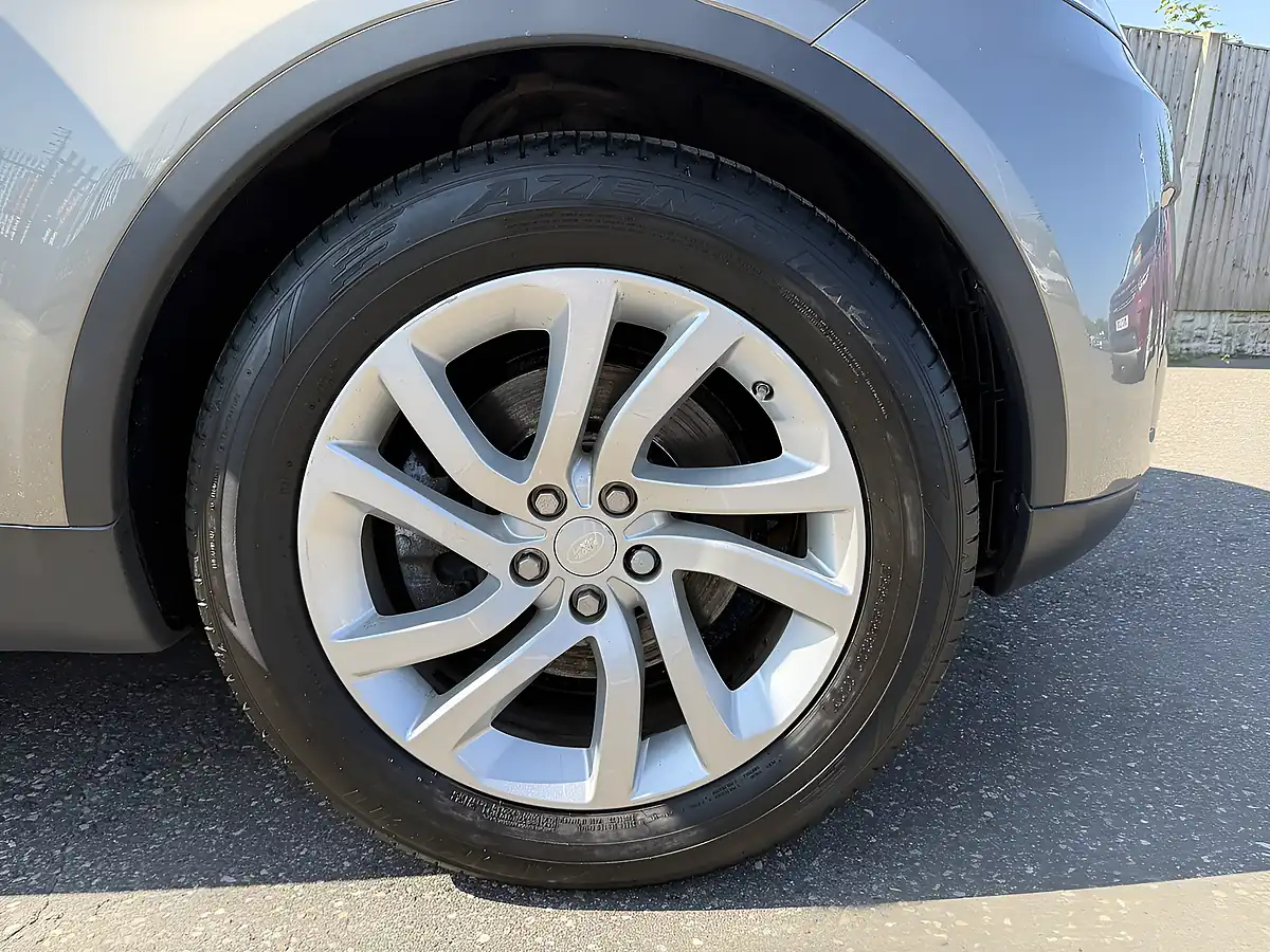 Used 2017 Land Rover Discovery Se Silver - Interior and Exterior details 10