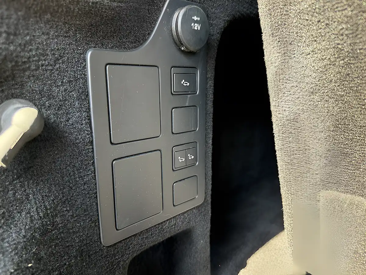 Used 2017 Land Rover Discovery Se Silver - Interior and Exterior details 16