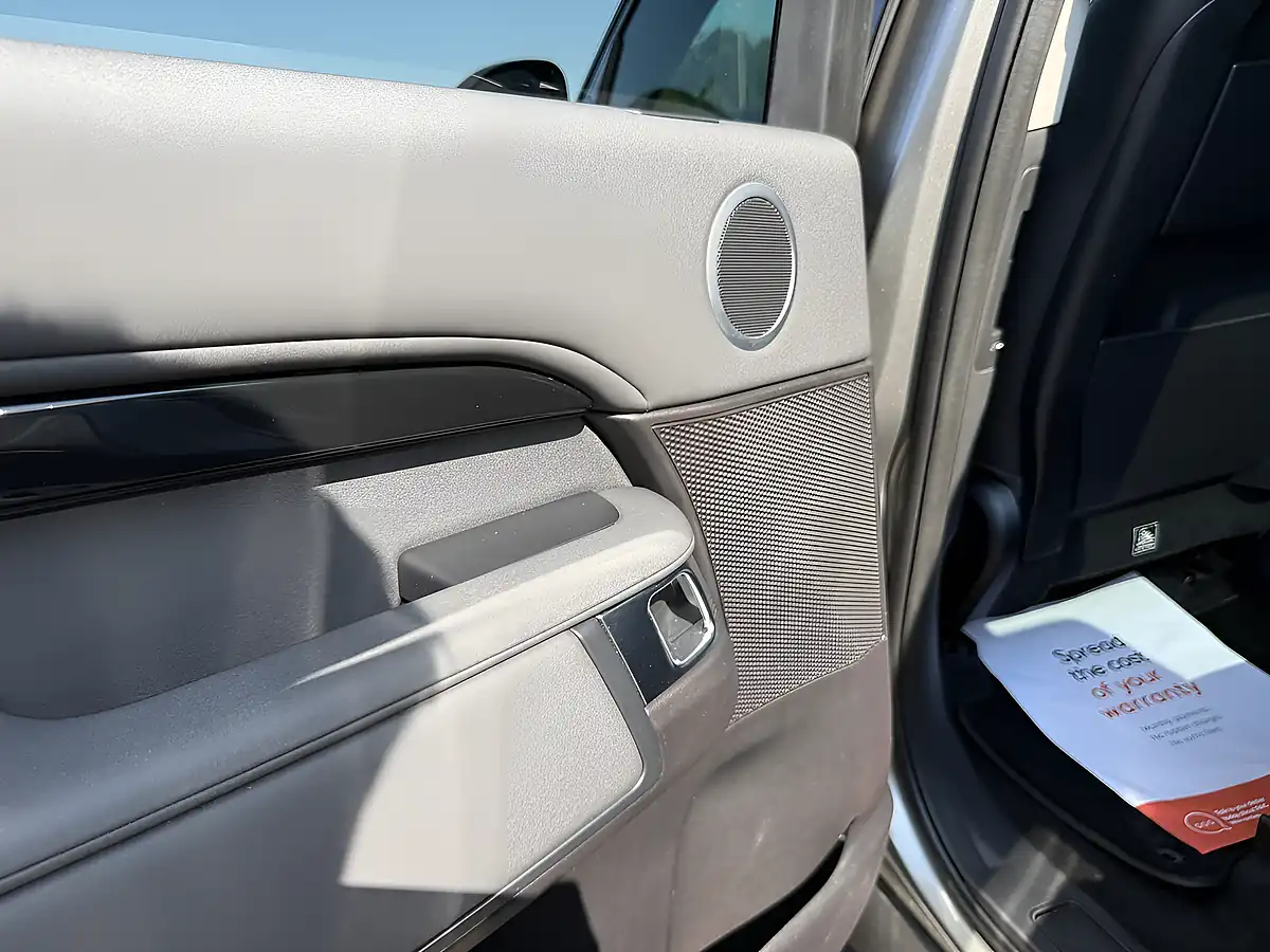 Used 2017 Land Rover Discovery Se Silver - Interior and Exterior details 17