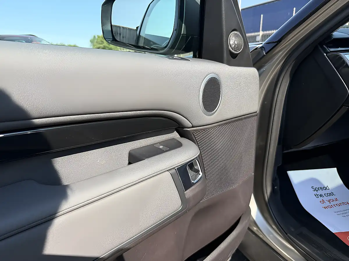 Used 2017 Land Rover Discovery Se Silver - Interior and Exterior details 18