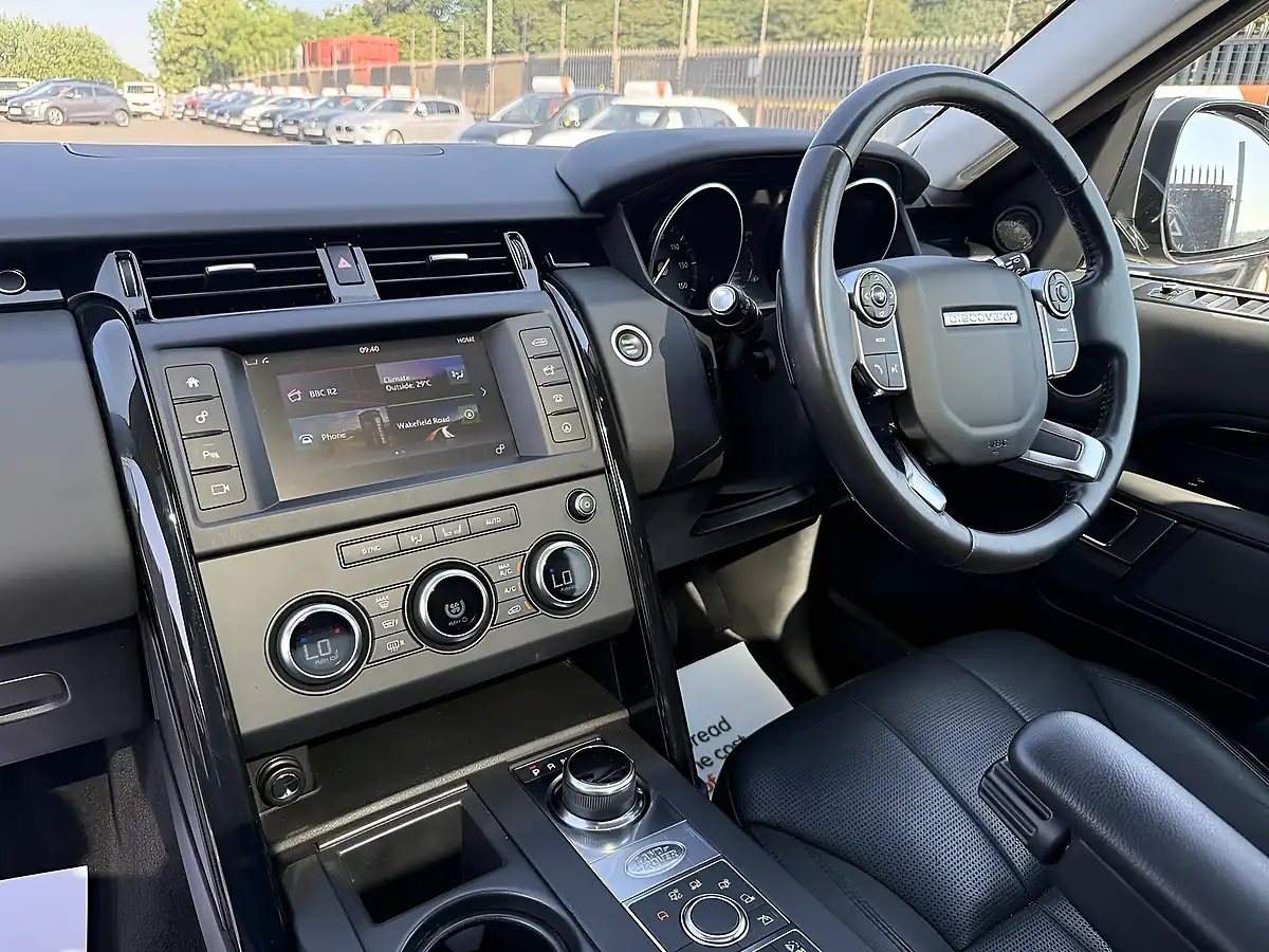 Used 2017 Land Rover Discovery Se Silver - Interior and Exterior details 19