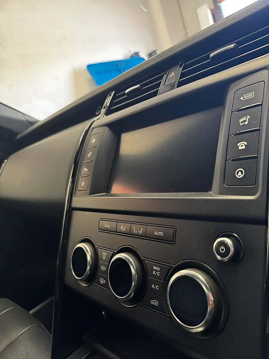 Used 2017 Land Rover Discovery Se White - Interior and Exterior details 11