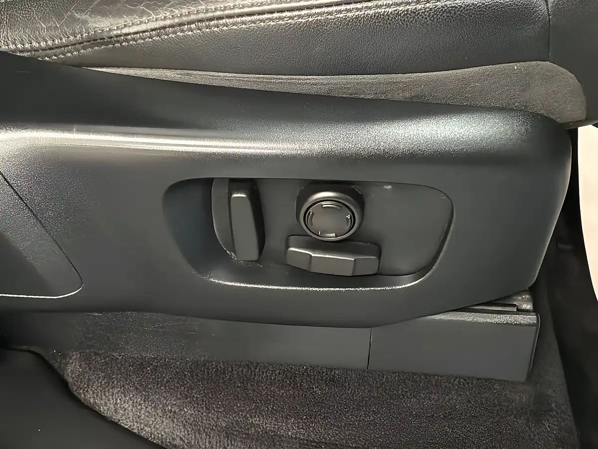 Used 2017 Land Rover Discovery Se White - Interior and Exterior details 13