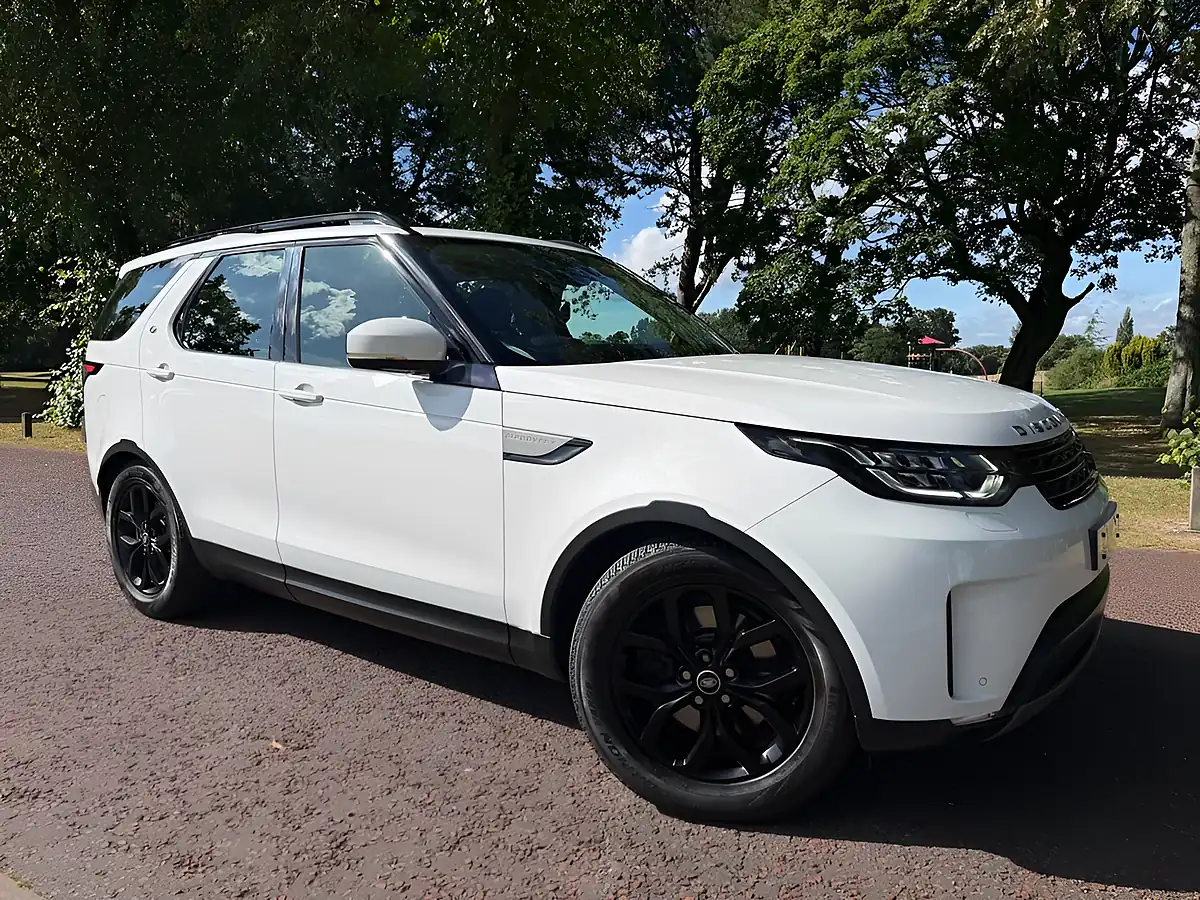 Used 2017 Land Rover Discovery Se White - Front View