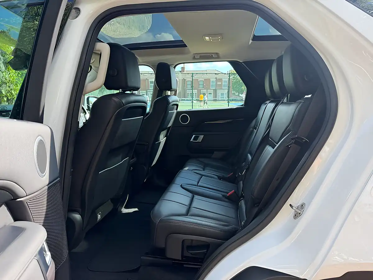 Used 2017 Land Rover Discovery Se White - Interior and Exterior details 12