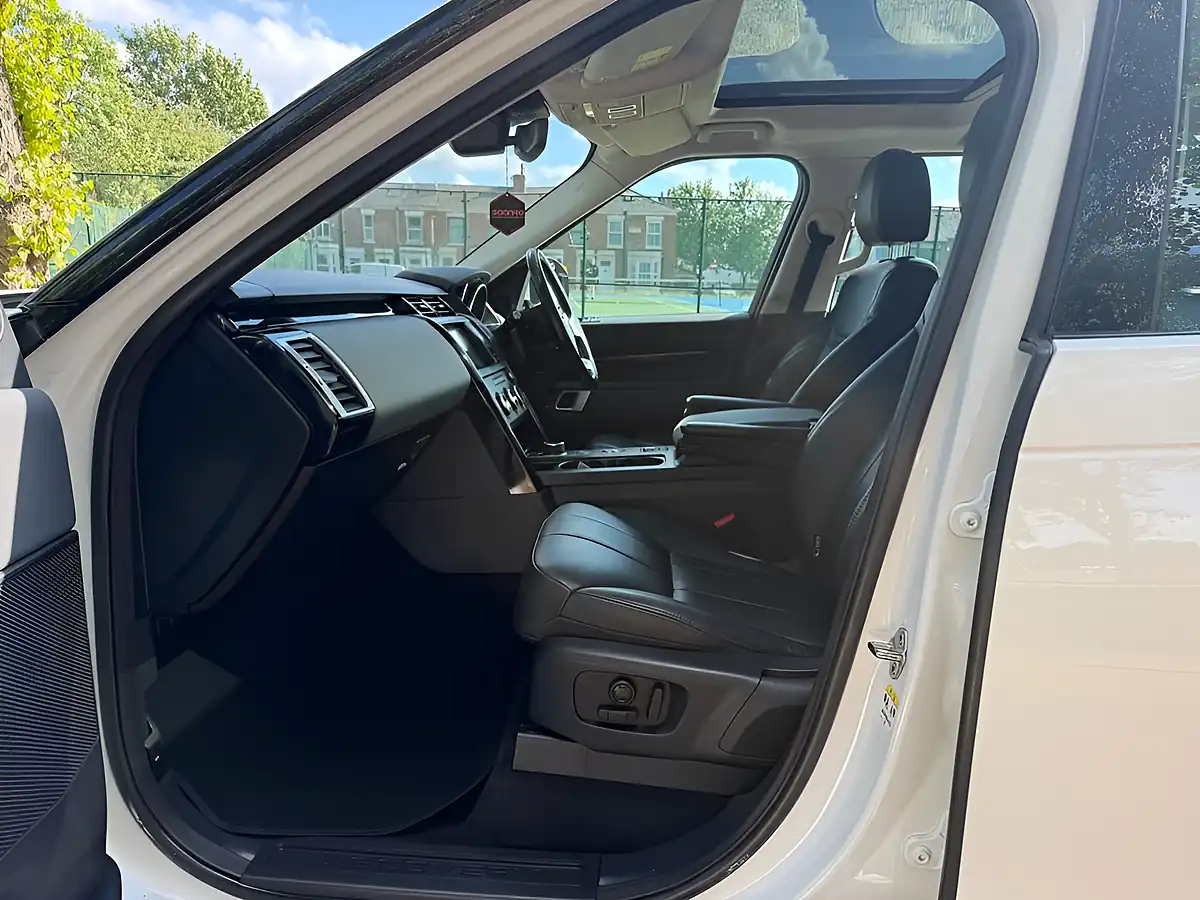 Used 2017 Land Rover Discovery Se White - Interior and Exterior details 13