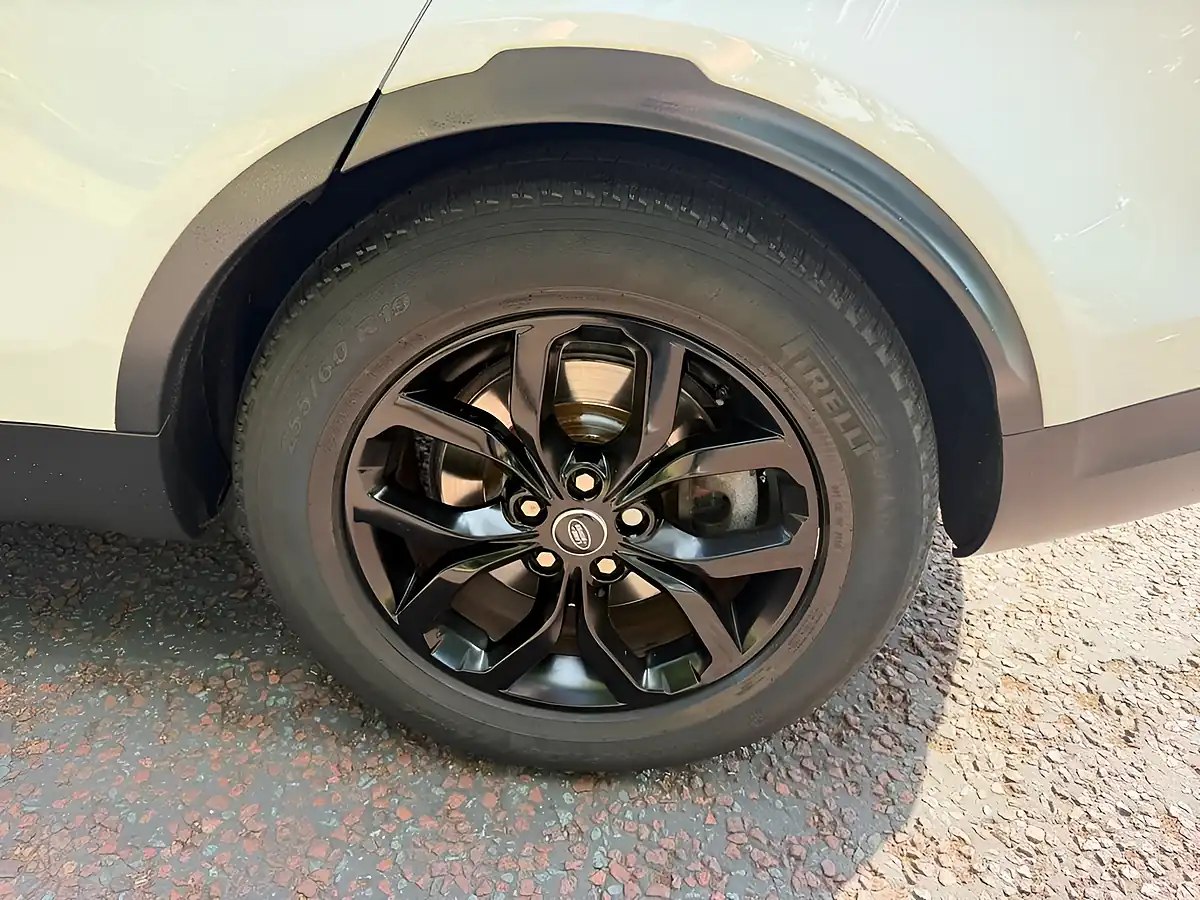Used 2017 Land Rover Discovery Se White - Interior and Exterior details 14