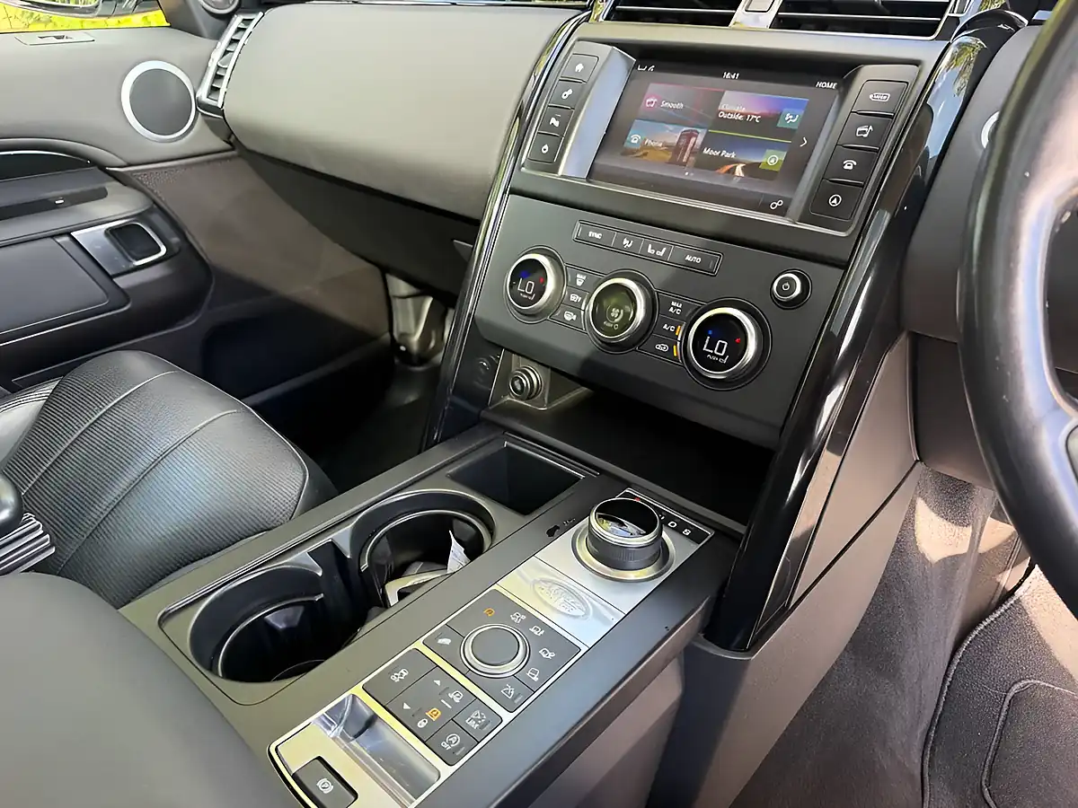 Used 2017 Land Rover Discovery Se White - Interior and Exterior details 15
