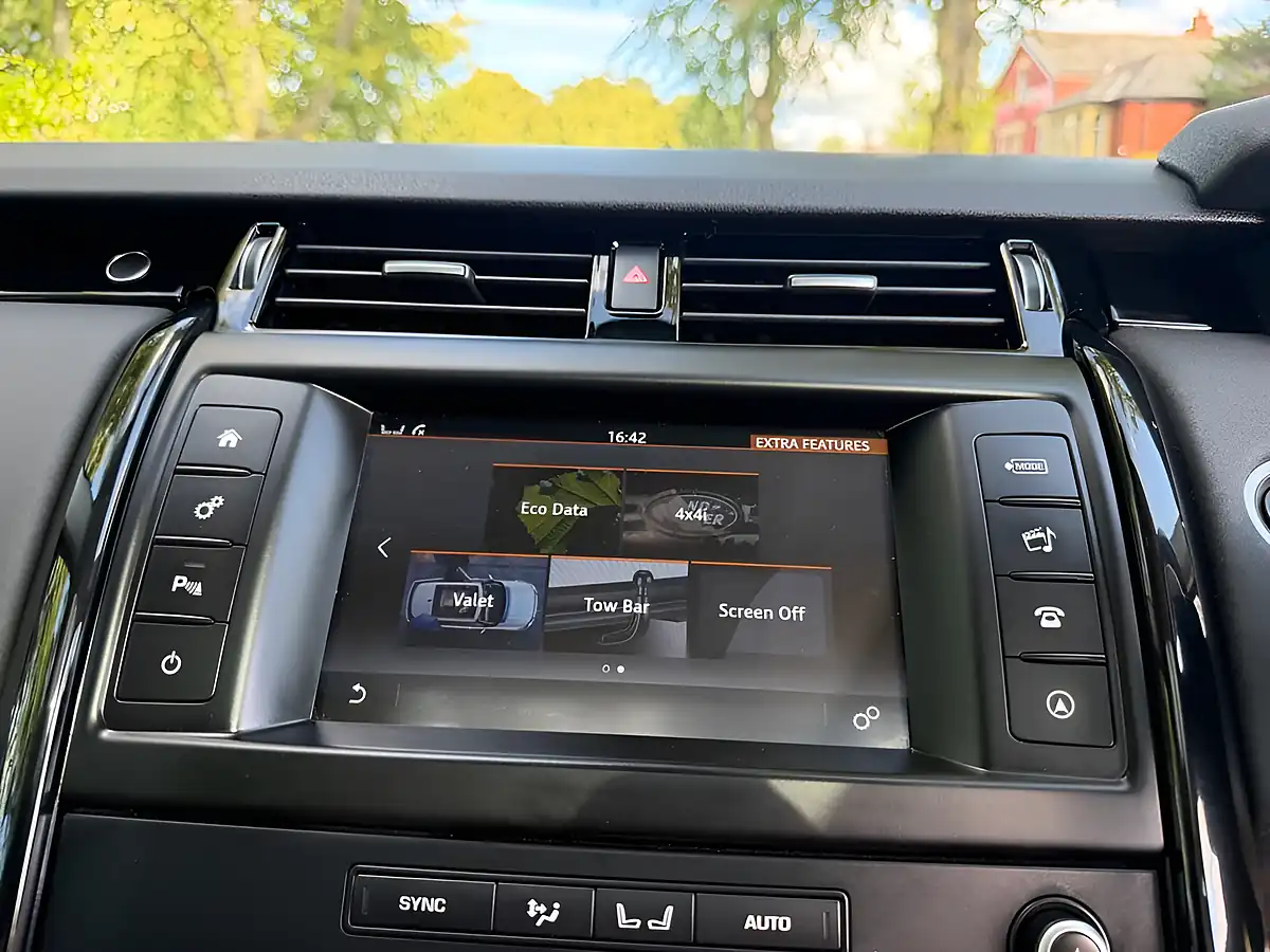 Used 2017 Land Rover Discovery Se White - Interior and Exterior details 16