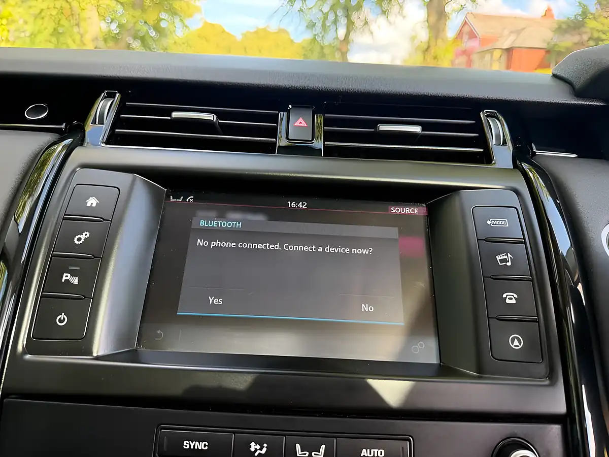 Used 2017 Land Rover Discovery Se White - Interior and Exterior details 17