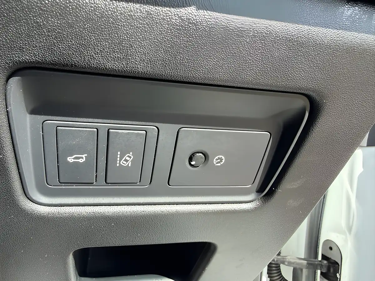 Used 2017 Land Rover Discovery Se White - Interior and Exterior details 19