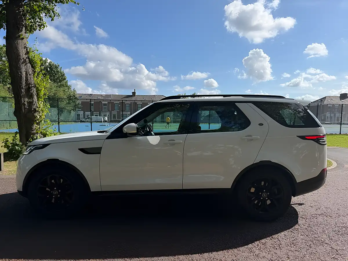 Used 2017 Land Rover Discovery Se White - Interior and Exterior details 8