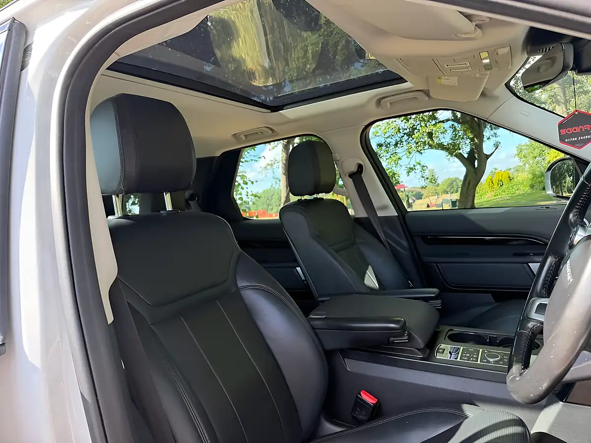 Used 2017 Land Rover Discovery Se White - Interior and Exterior details 9