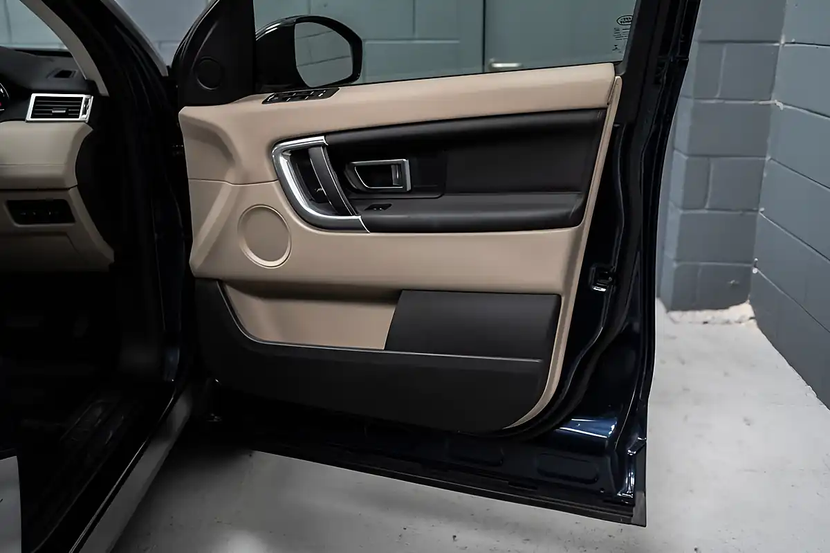 Used 2017 Land Rover Discovery Sport Hse Blue - Interior and Exterior details 8