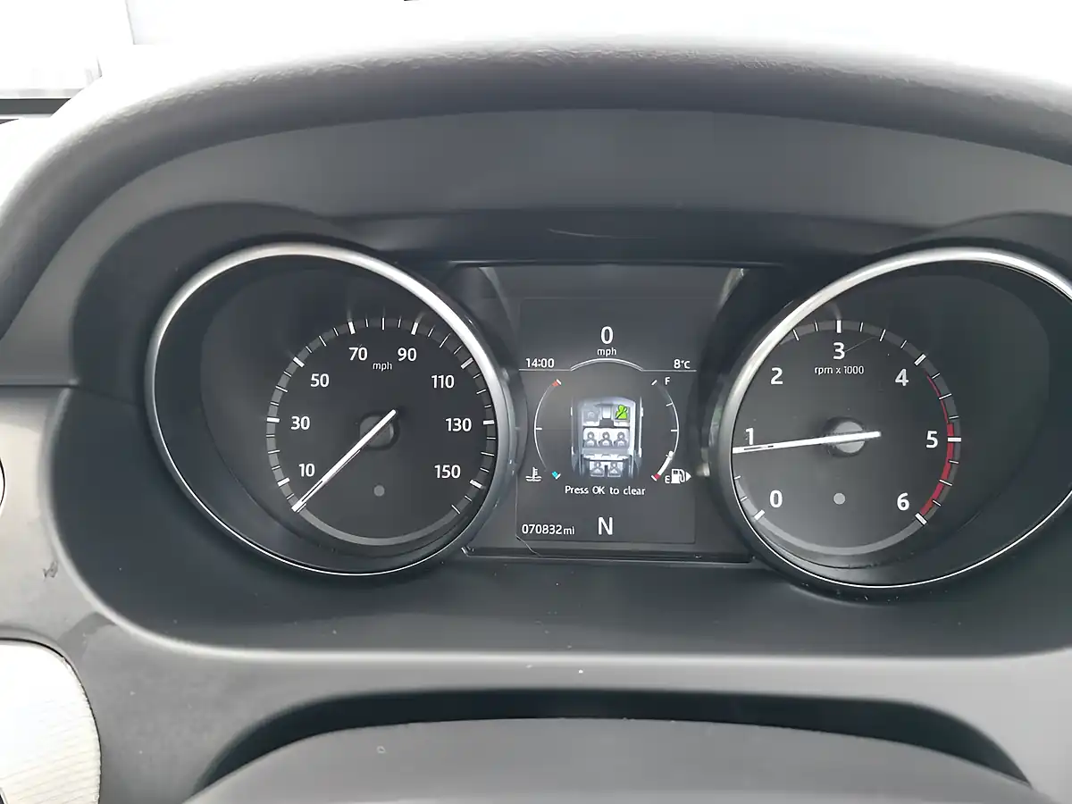 Used 2017 Land Rover Discovery Sport Hse Dynamic Lux Grey - Interior and Exterior details 16